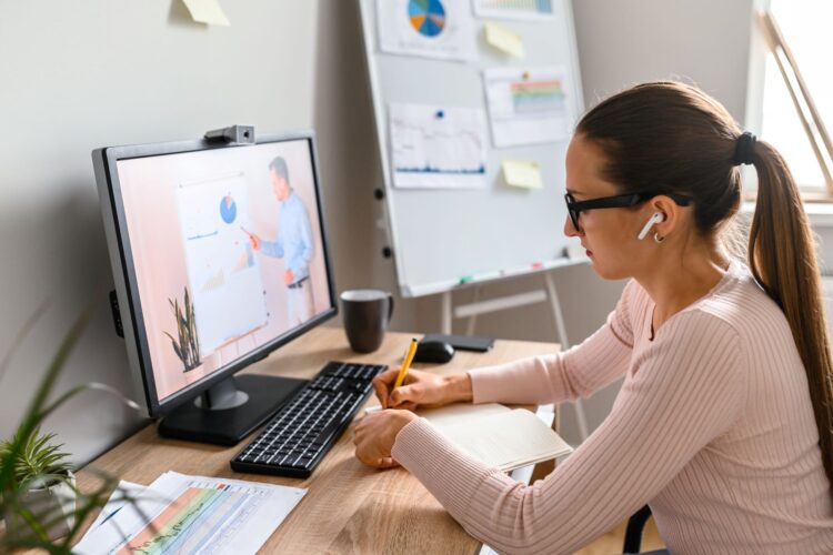 Homeoffice und Büroalltag in Kombination als Stressfaktor und Herausforderung für die Selbstorganisation